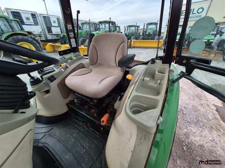 2015 John Deere 3033R - 16