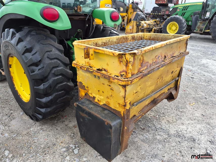 2015 John Deere 3033R - 21