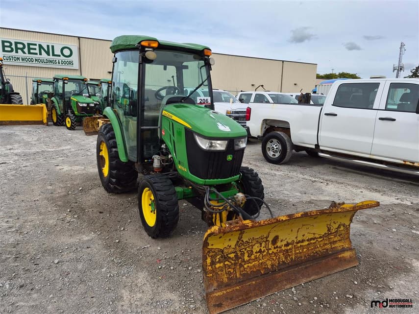 2015 John Deere 3033R - 11