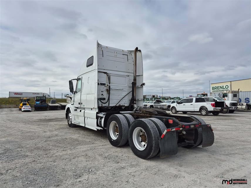 2014 Volvo VNL - 11