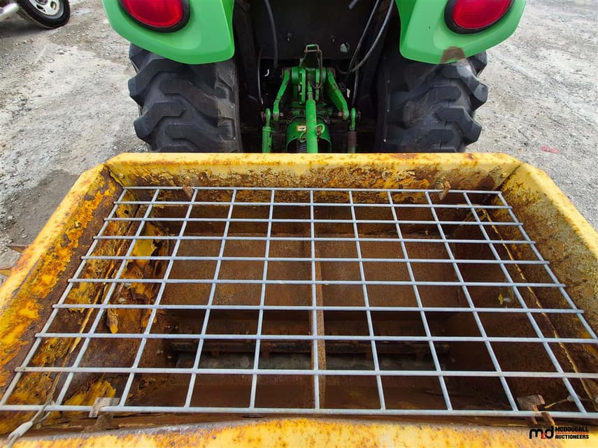 2015 John Deere 3033R - 22