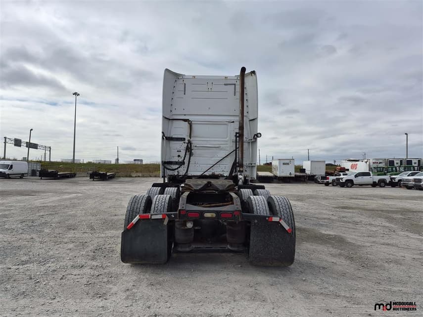 2014 Volvo VNL - 16