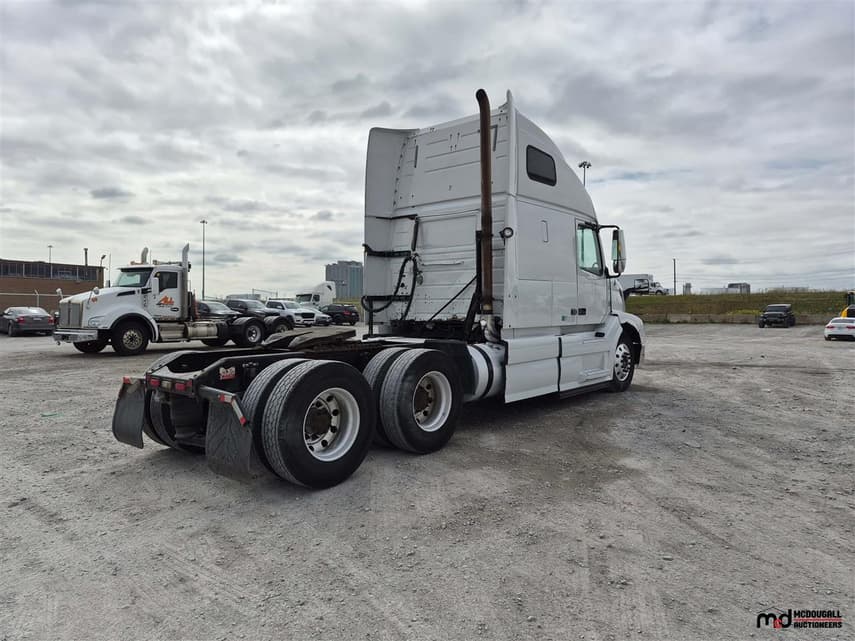 2014 Volvo VNL - 17