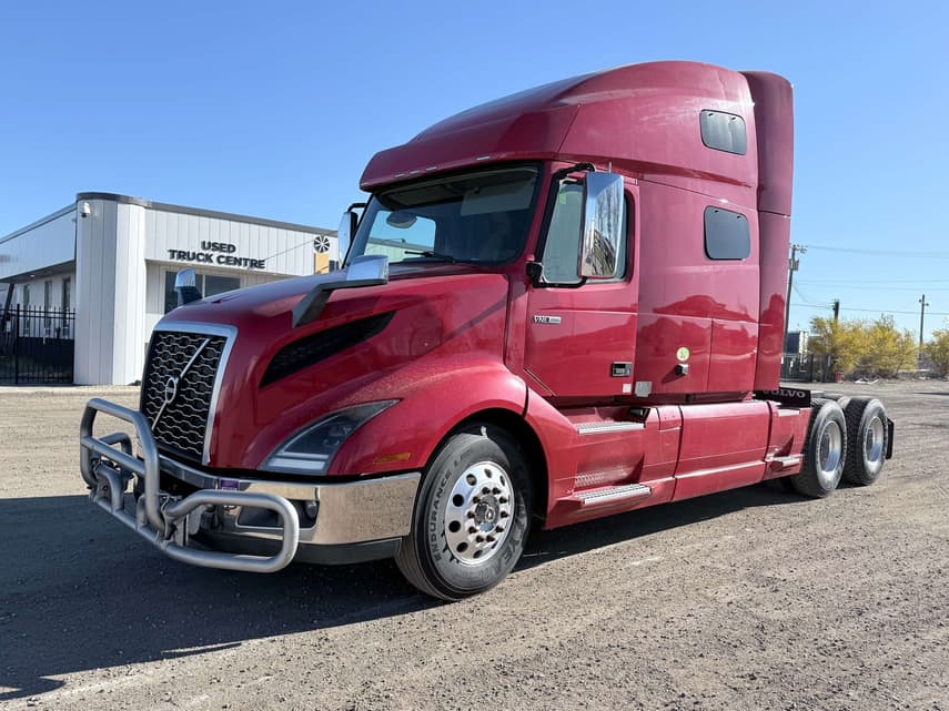 2021 Volvo VNL64T - 1