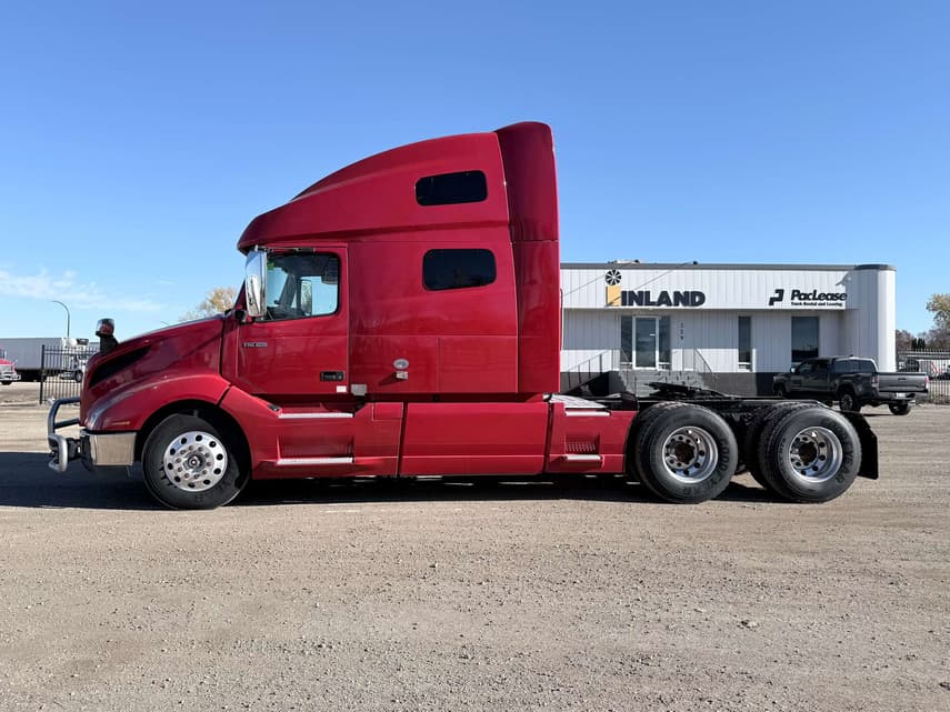 2021 Volvo VNL64T - 4