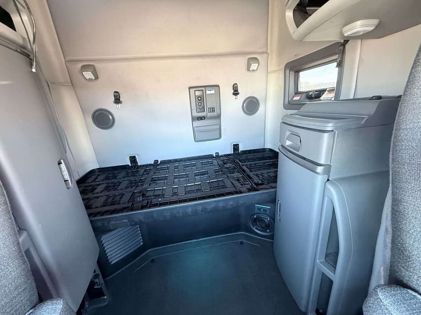2021 Volvo VNL64T - 12