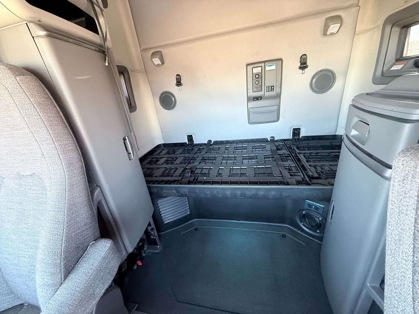 2021 Volvo VNL64T - 10