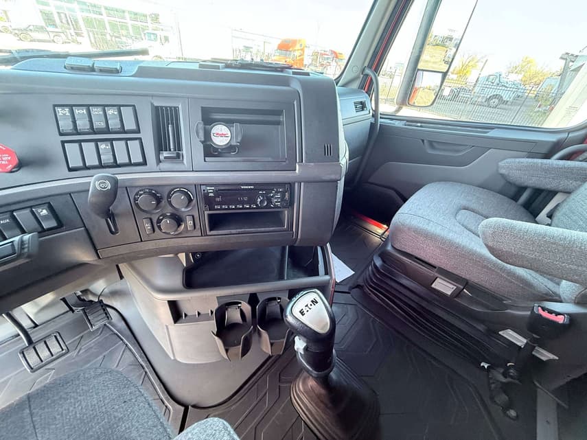 2021 Volvo VNL64T - 11