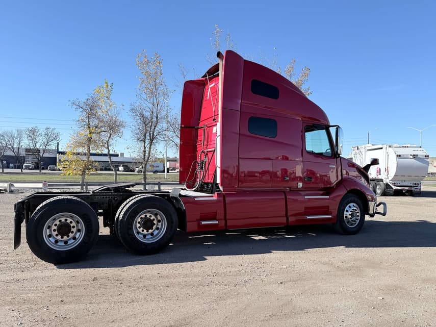 2021 Volvo VNL64T - 6