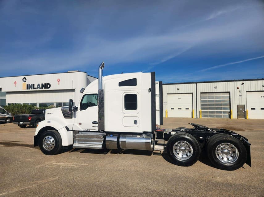 2027 Kenworth W990 - 1