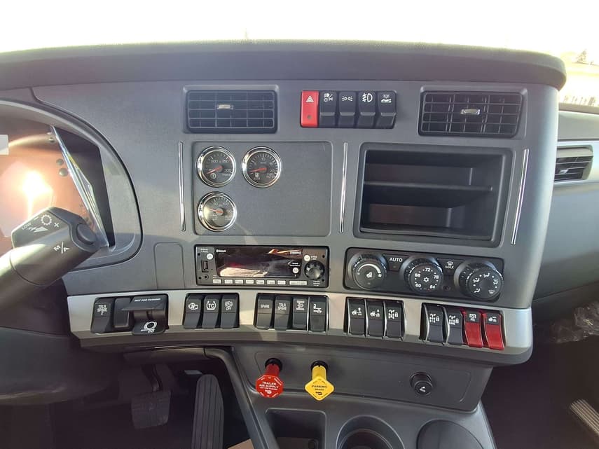 2027 Kenworth W990 - 11