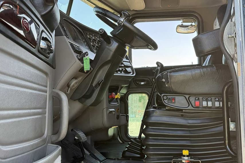 2022 Peterbilt 389 - 10