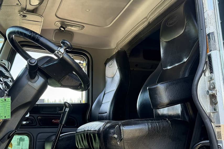 2022 Peterbilt 389 - 11