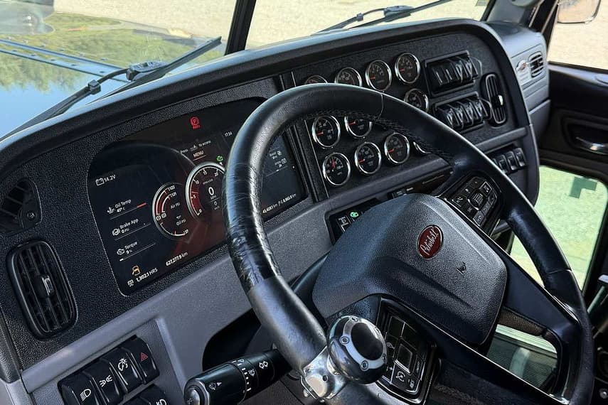 2022 Peterbilt 389 - 13
