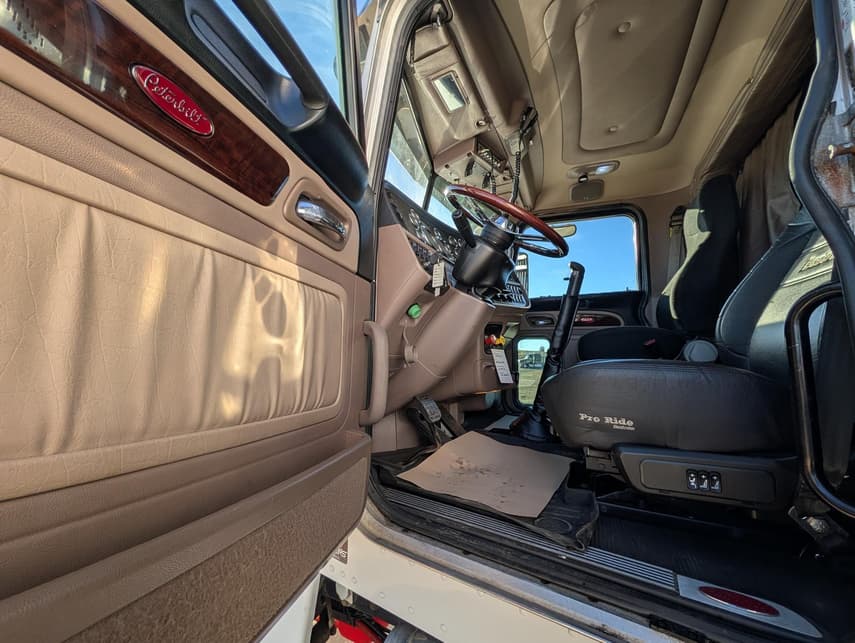 2019 Peterbilt 389 - 15