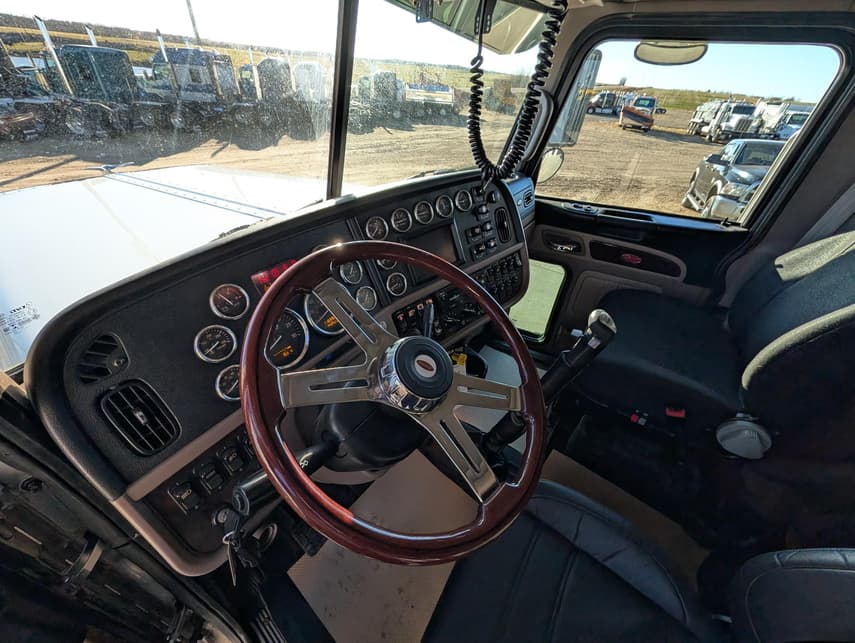 2019 Peterbilt 389 - 17